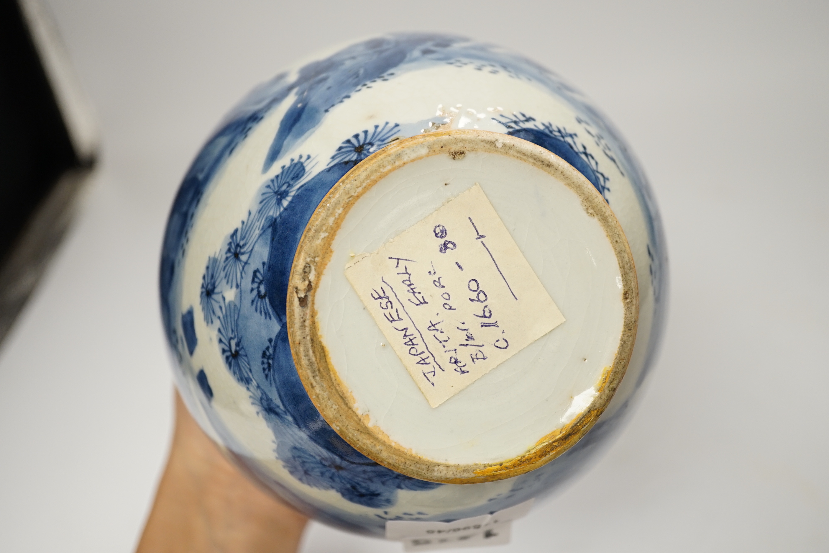 A 17th century Japanese Arita blue and white jar and cover, 22cm